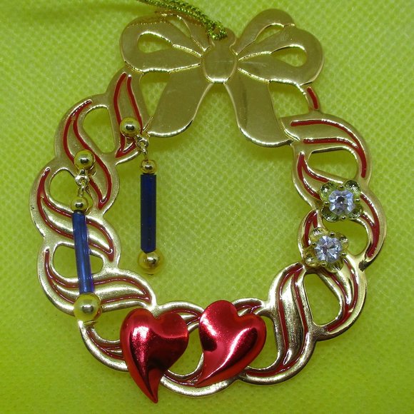 Gold Tone Enamel Christmas Ornament With 3 Pair Pierced Earring Openwork Wreath - Picture 2 of 10